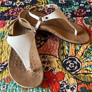 Vionic Kirra White Triangle Thong Leather Sandals Size 9.5 Wide